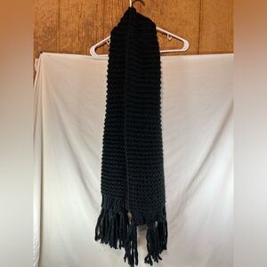 Woman’s black cable knit scarf OS